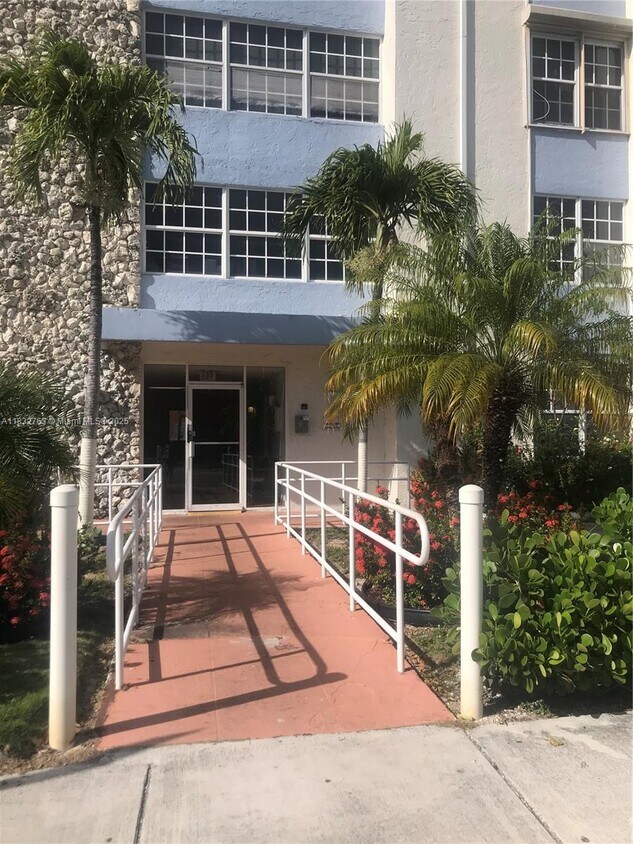 Foto principal - 3551 SW 9th Terrace