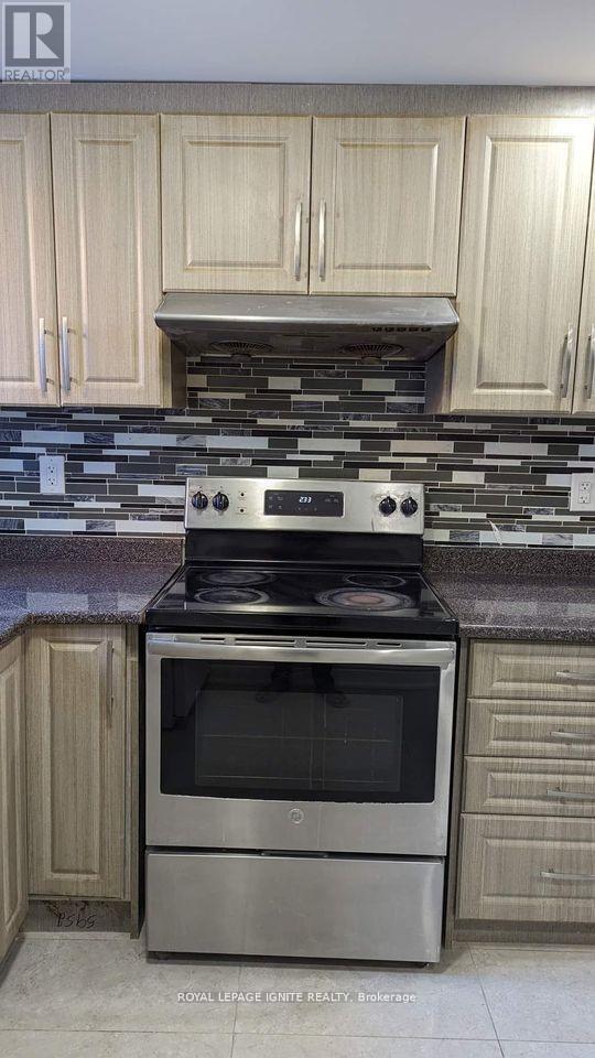 Building Photo - 5952 Chalfont Crescent