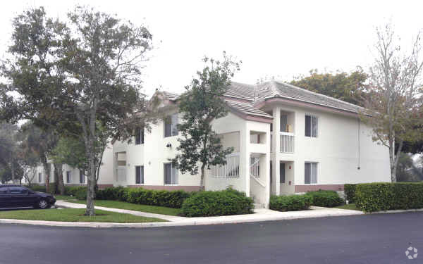 Building Photo - The Colonnades At Plantation