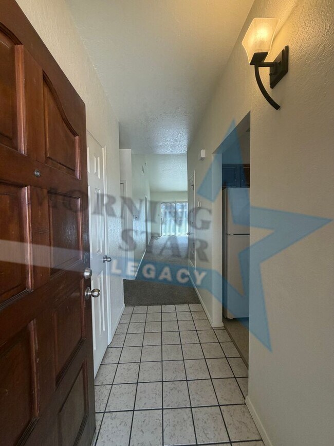 Building Photo - Cute Townhouse in Desirable Area- Close to everything!