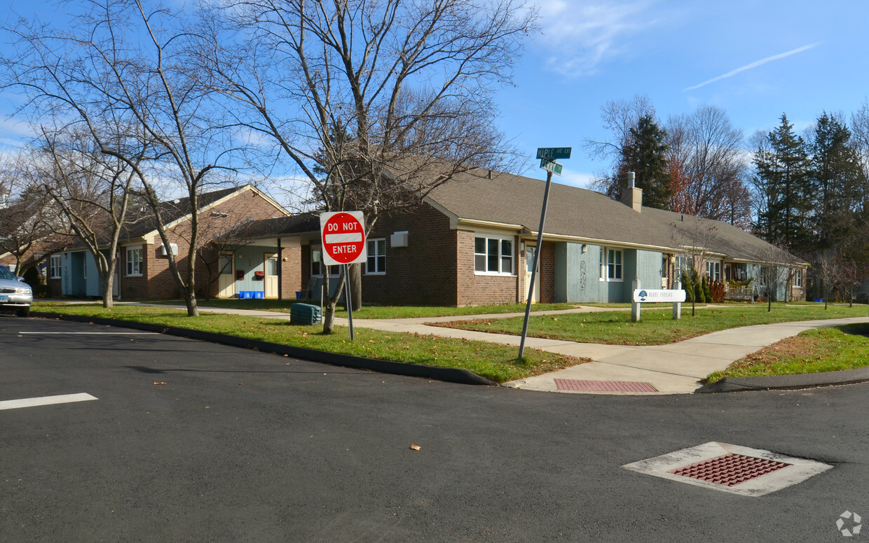 Foto del edificio - Maple Village