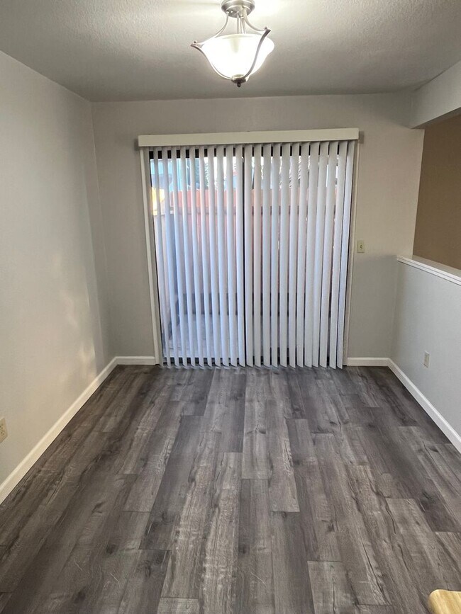 Building Photo - SPACIOUS DUPLEX IN NATOMAS!!