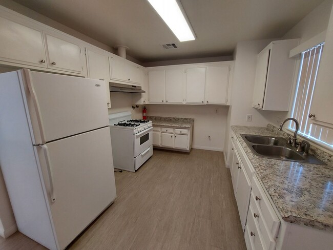 Foto del edificio - Cute 3 bedroom with private backyard!