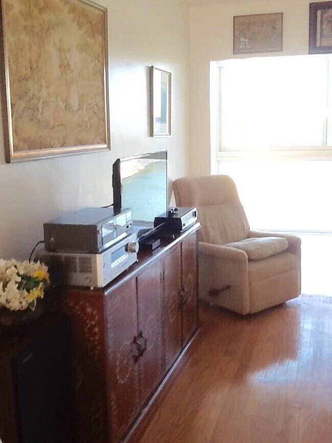 Foto del edificio - 2724 Garden Dr N