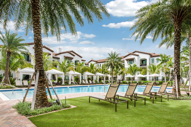 Pasa una tarde relajante junto a la piscina - Mirador at Doral by Windsor