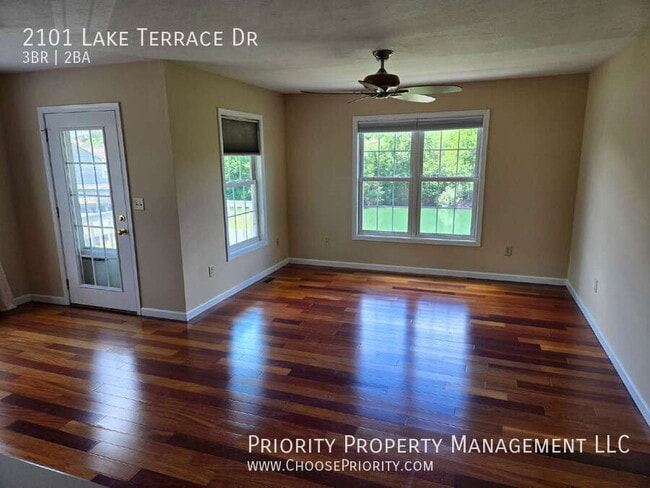 Foto del edificio - 2101 Lake Terrace Dr