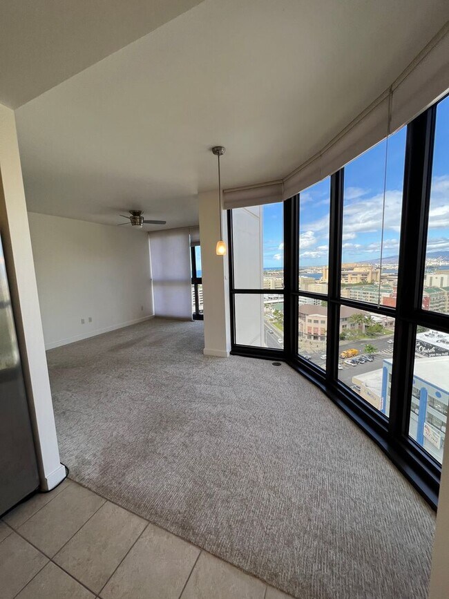 Building Photo - 1 bed, 1 bath in Kakaako with covered park...