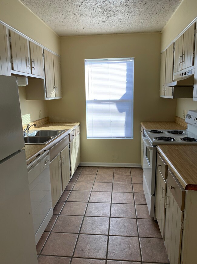 Building Photo - 68 Colonial Dr