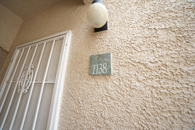 Foto del edificio - SHOWINGS AVAILABLE NOW