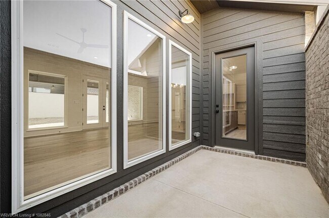 Foto del edificio - 7627 Woodbine Ln