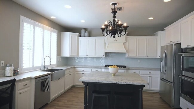Foto del edificio - Luxury Living! 5 Bed, 3 Bath with Office a...