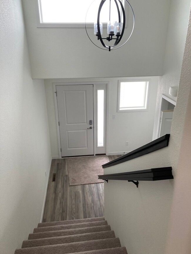Building Photo - 4 Bed 3 Bath Twin Home
