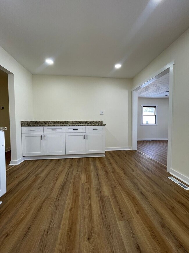 Foto del edificio - Charming Remodeled 3BR Home with Modern Finishes and Spacious Fenced in Yard