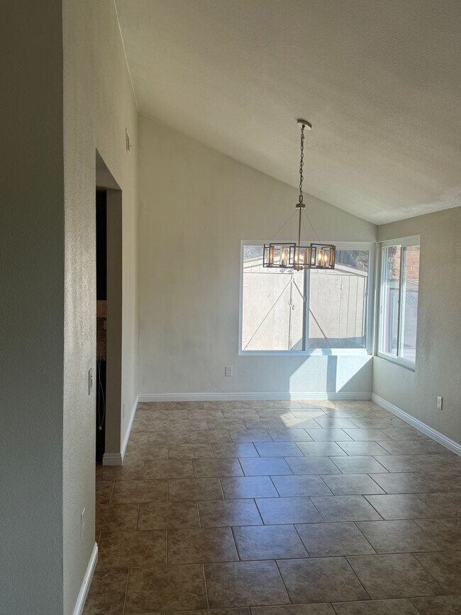 Building Photo - Very Spacious! 3Bed/2.5Bath w/solar panels! Close to Sweetwater Reservoir with plenty of trails!