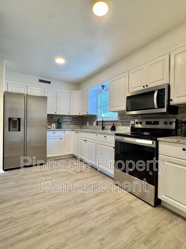 Building Photo - 2408 Lindenwood Dr