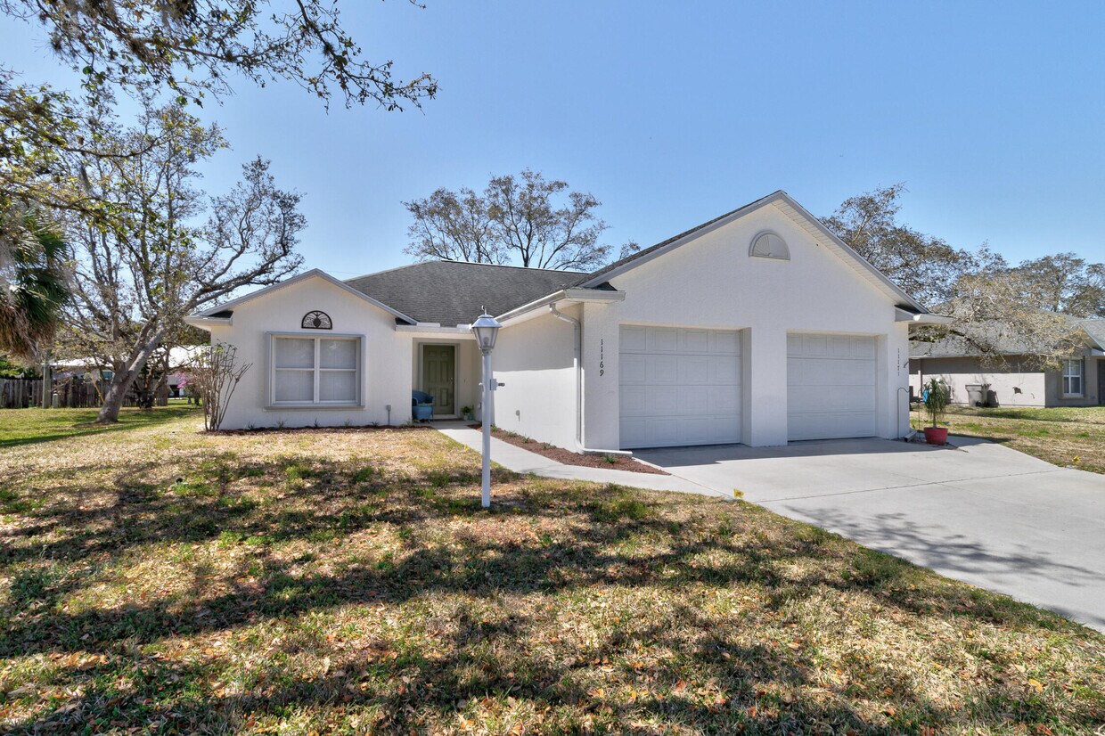 11171 Airport Dr, Sebastian, FL 32958 Townhome Rentals in Sebastian