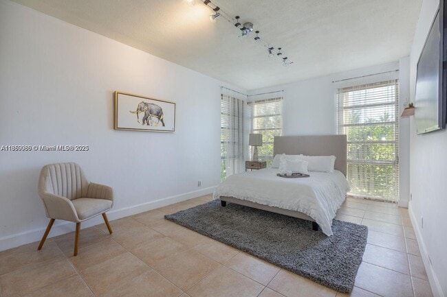 Foto del edificio - 880 NE 69th St