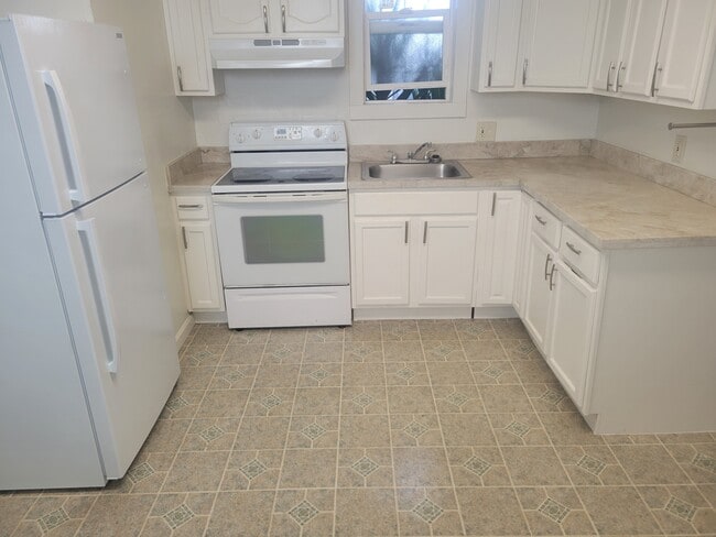 Upgraded kitchen w/marble counter tops - 979 37th St House