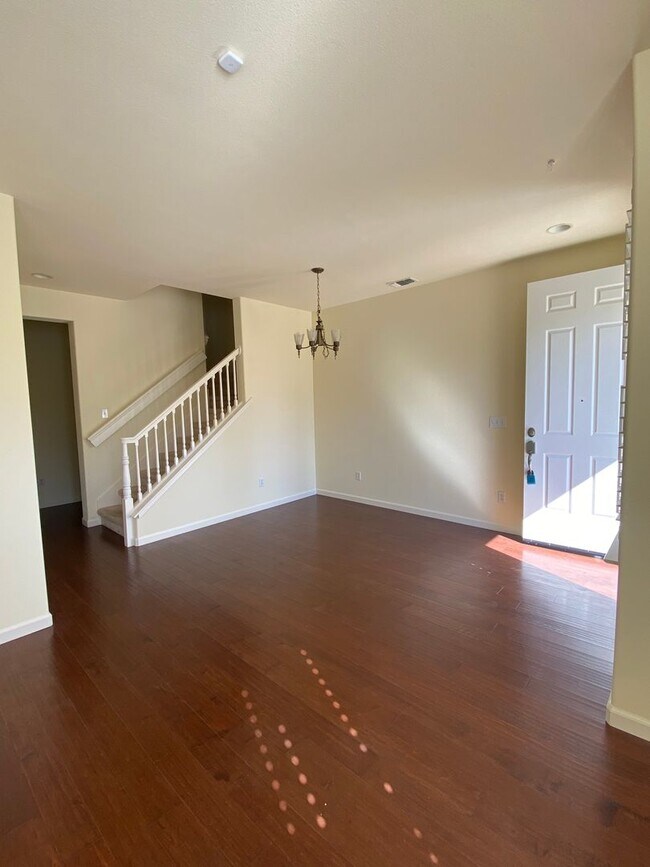 Building Photo - Open house Saturday 3/30 from 1-3 pm Luxur...