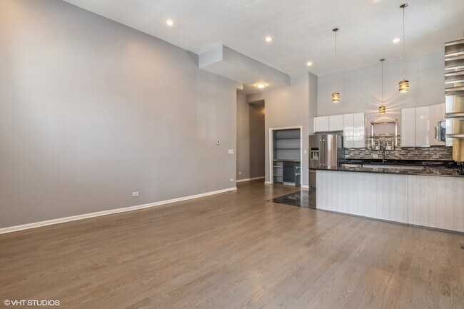 Building Photo - 559 W 37th St