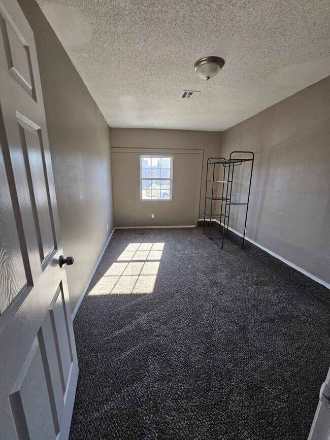 Building Photo - 5 Bedroom home in Midwest City