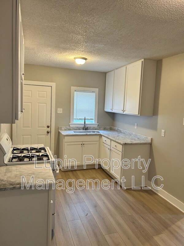 Foto del edificio - 2406 Forest Ave