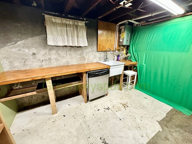 Building Photo - Huge 3 Bedroom 2 Bathroom House in Heart o...