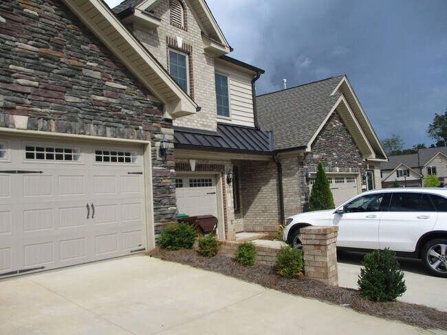 Foto del edificio - Inviting Townhouse with Garage For Rent in...
