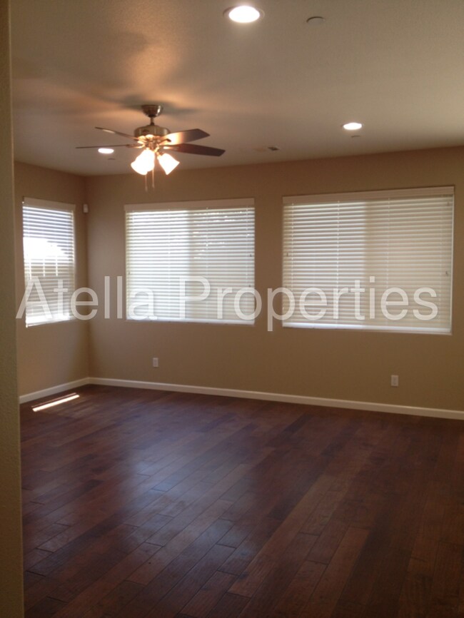 Building Photo - 2464 Chardonnay Pl