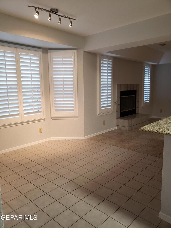 Building Photo - 4365 Loma De Oro Dr