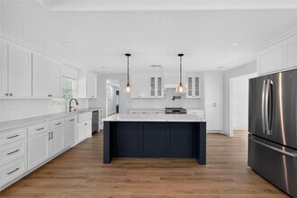 Building Photo - 2808 Woodland Dr