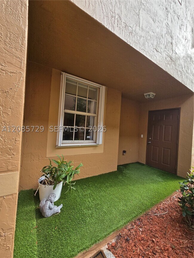 Building Photo - 1303 Presidio Dr