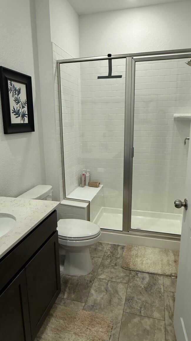 baño con ducha - 747 Raindance St