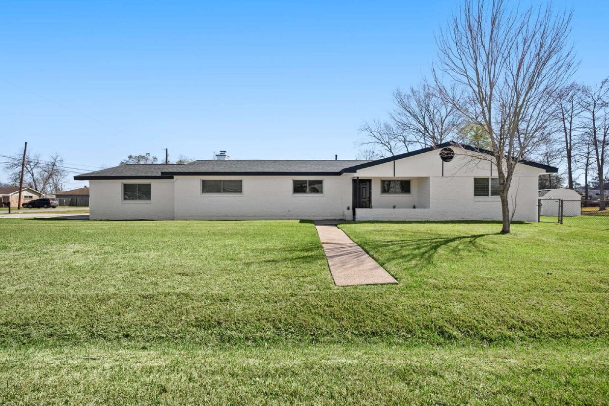 Newly Renovated 4/5 Bed 2 Bath in South Houston! - Newly Renovated 4/5 Bed 2 Bath in South Houston!