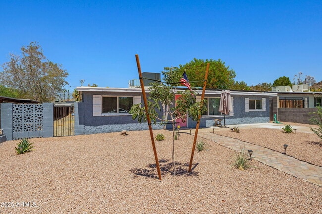 Building Photo - 1120 E Mission Ln