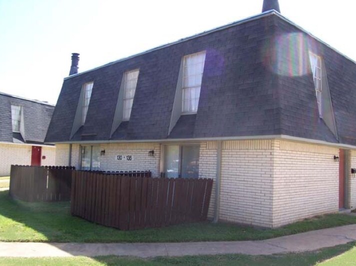 Foto principal - 130-149 Highland Park Ct