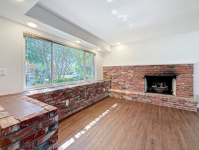 Building Photo - 1360 Dorothy Dr