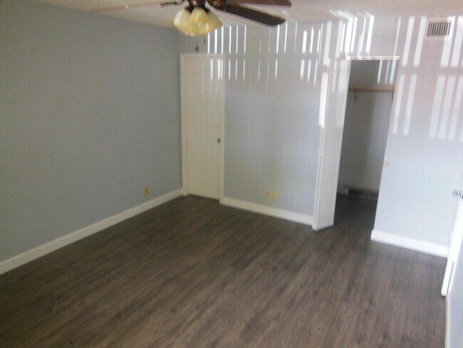 Building Photo - 105 Lake Helen Dr