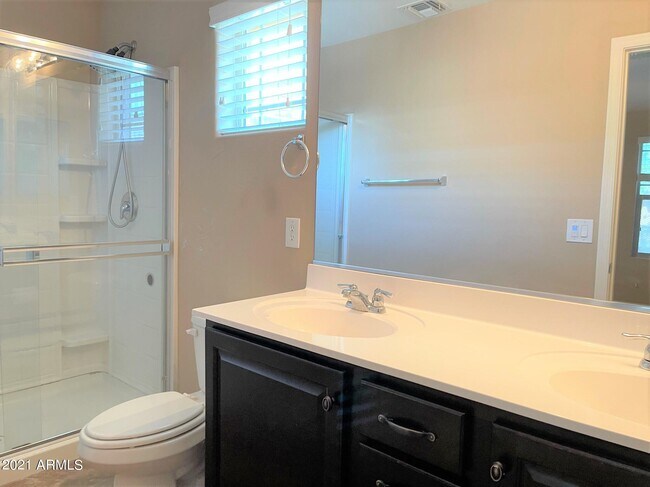 Building Photo - 2559 E Vermont Dr