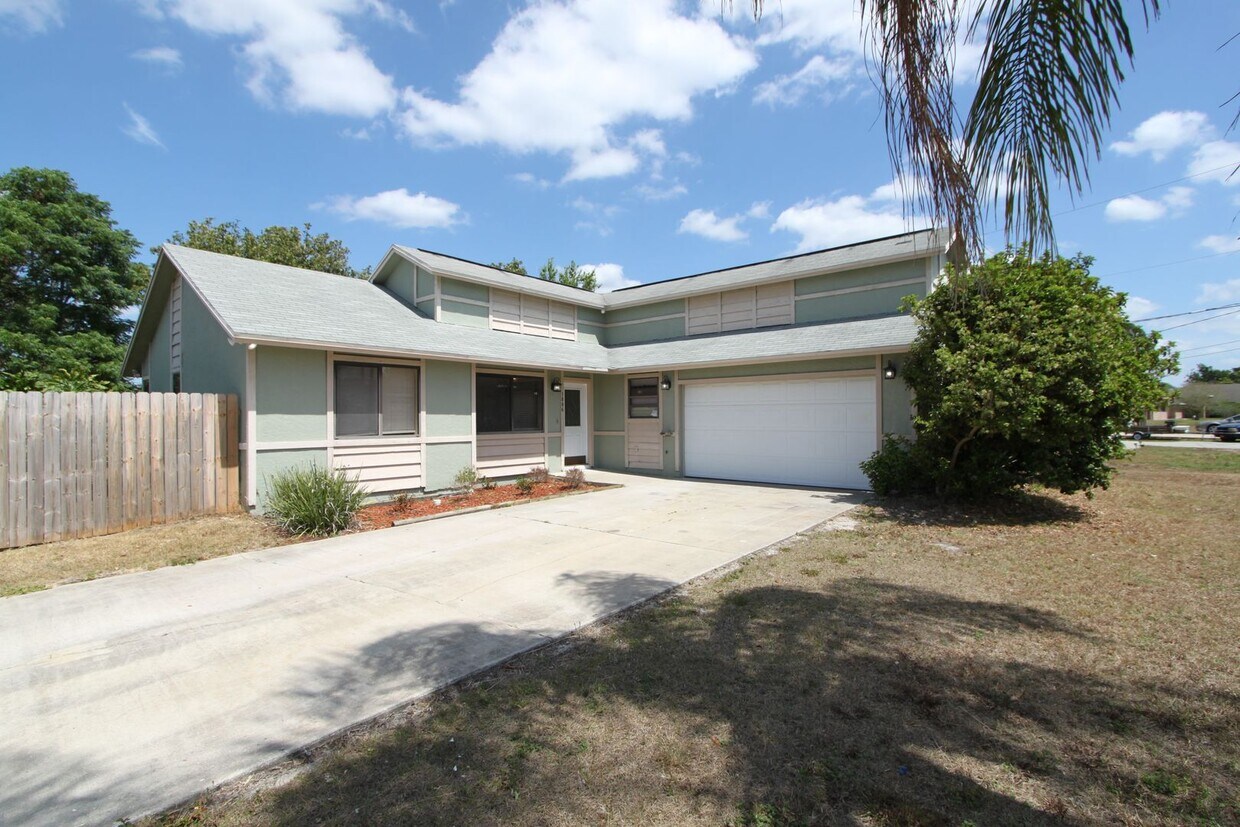 Foto principal - One of a Kind - 3 Bedroom, 2 Bathroom Home...