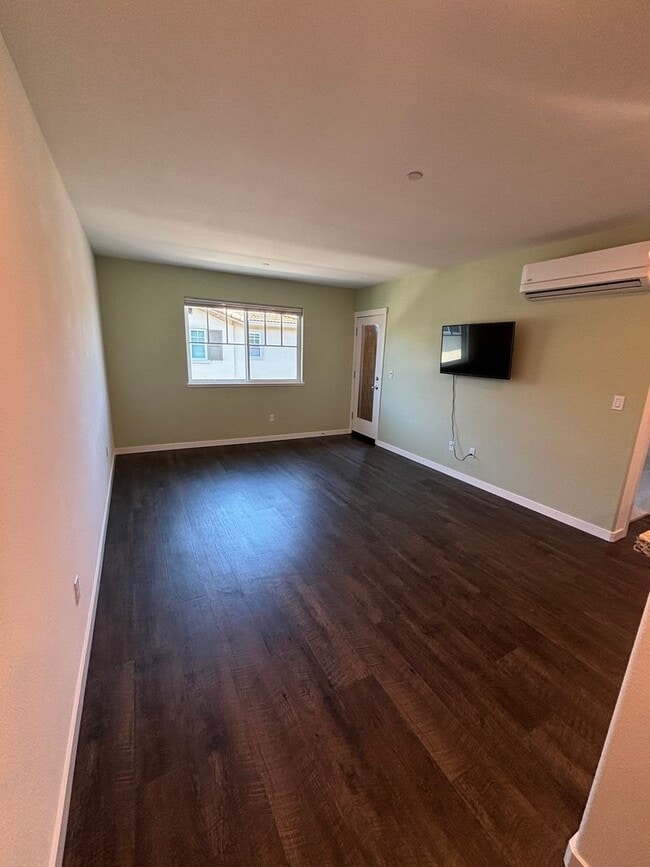 Building Photo - Beautiful 1 Bedroom 1 Bathroom Third Floor...