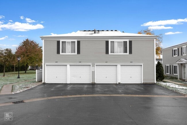 Building Photo - 2 Bedroom 1 Bath Ranch Style Home located in Quincy Park in Prospect Heights!