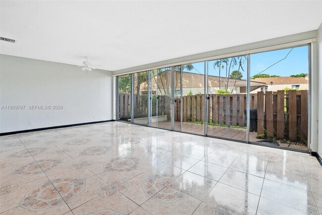 Foto del edificio - 833 NW 82nd Ave