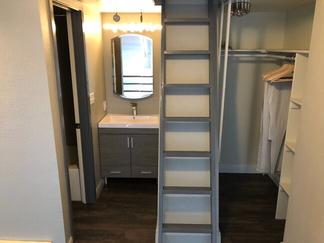 Foto del edificio - Cozy and Recently Updated 1BR with Firepla...