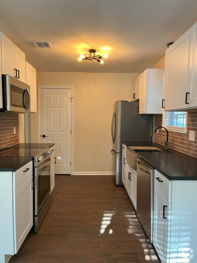 Building Photo - 728 Pointe Ct