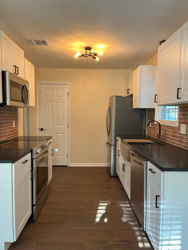 Primary Photo - 728 Pointe Ct