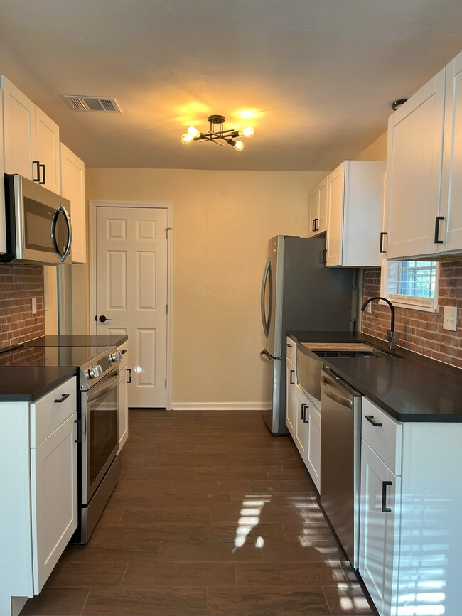 Building Photo - 728 Pointe Ct