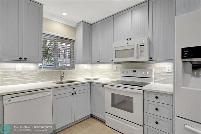 Building Photo - 1198 Hillsboro Mile