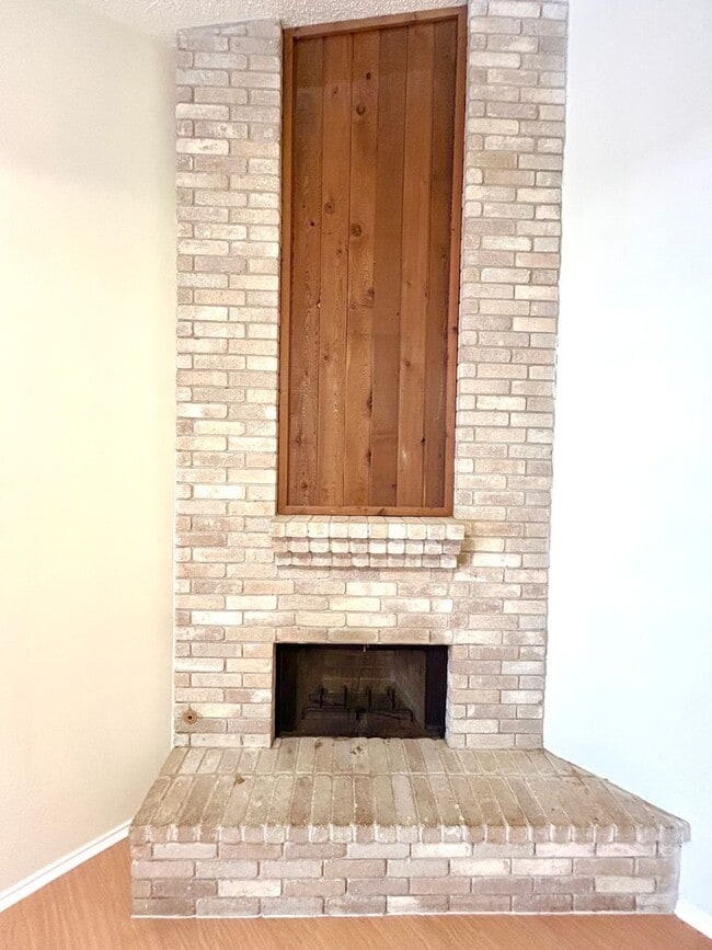 Building Photo - MUST SEE! Spacious Duplex With Garage & Google Fiber Access!