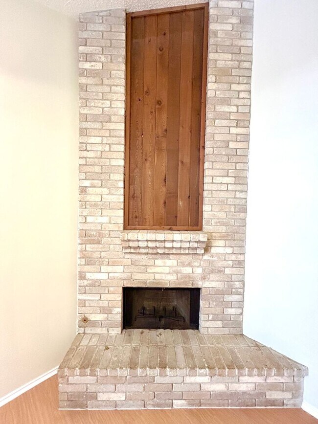 Foto del edificio - MUST SEE! Spacious Duplex With Garage & Google Fiber Access!